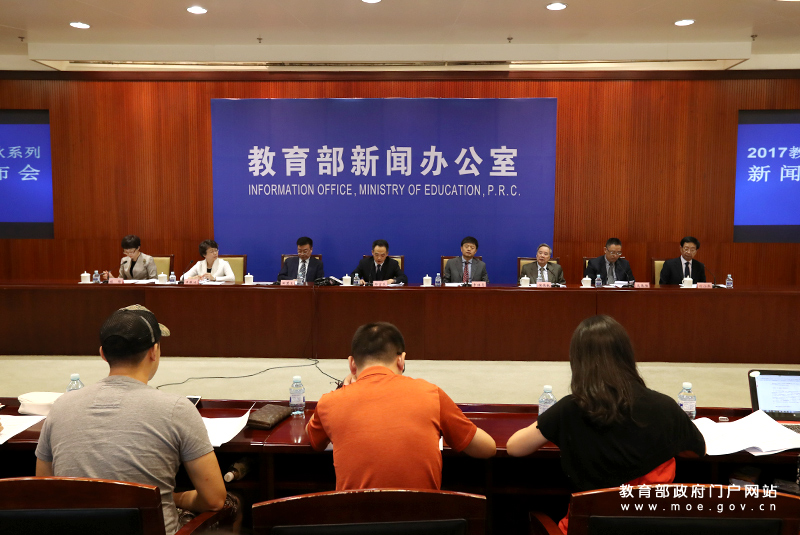 教育部召开新闻发布会介绍义务教育三科教材有关情况.jpg